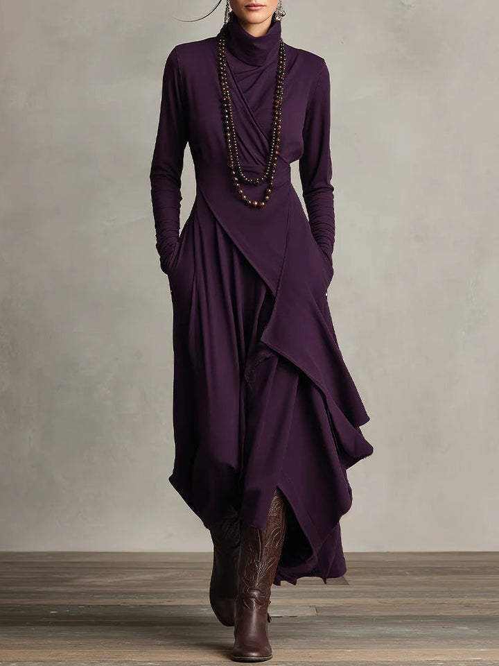 Georgia™ | Vestido maxi plisado asimétrico en color morado con cuello alto (collar no incluido)